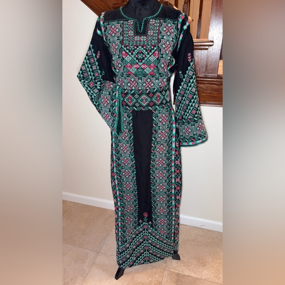 Hand Embroidered tatreez thob thoub thobe
Palestinian dress